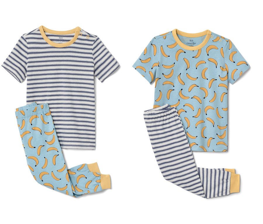 Zwei Kinder-Pyjamas: Einmal blau-weiß gestreiftes Oberteil mit Bananen-Hose, einmal Bananen-Alloverprint auf blauem Oberteil mit gestreifter Hose.