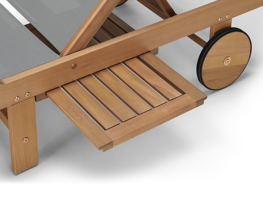 Detailansicht einer Liege »Lenja« mit ausziehbarem Tabletttisch.