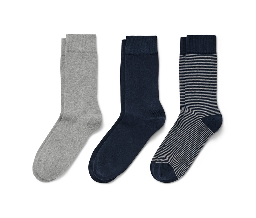 Drei Paar Socken in Marineblau und Grau.