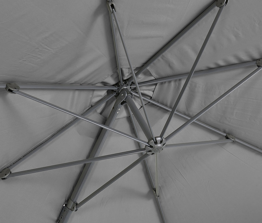 Ansicht von unten des anthrazitfarbenen Leco Ampelschirms mit ca. 330 cm Durchmesser.