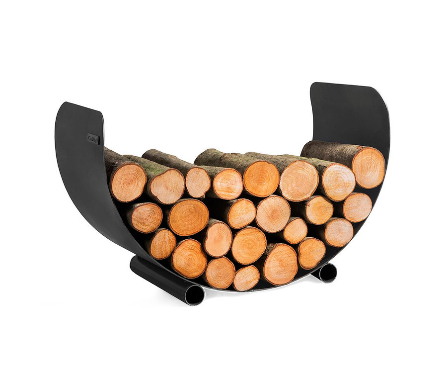 Ein Cook King Kaminholzregal aus schwarzem Metall, gefüllt mit Holzscheiten.