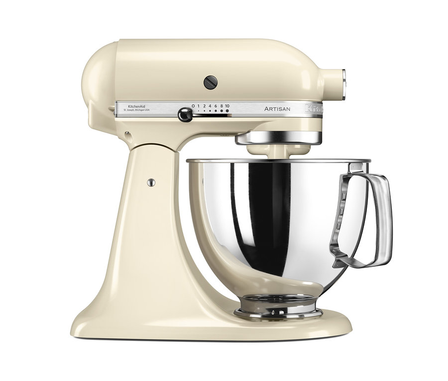 Eine cremefarbene KitchenAid Küchenmaschine Artisan 5KSM125EAC mit einer Edelstahlschüssel.