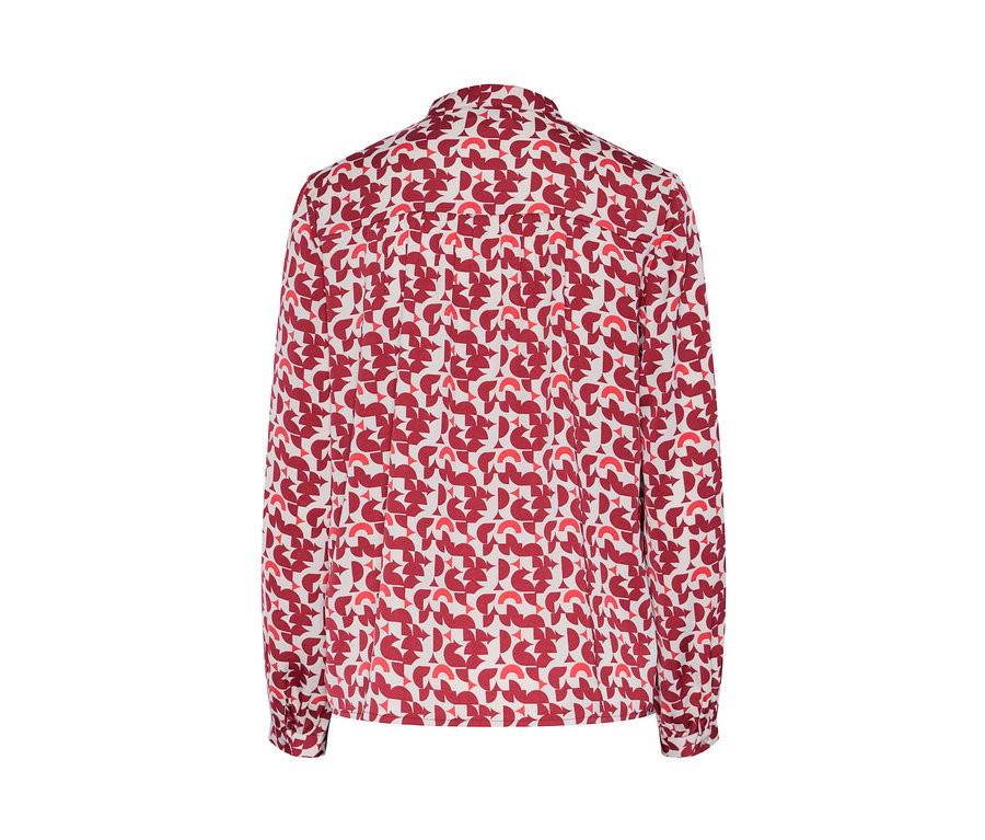 Detailansicht einer bedruckten Bluse.