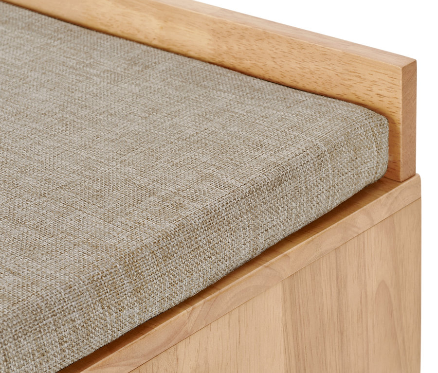 Detail einer Sitzbank mit Stauraum und beige gepolsterter Sitzfläche.