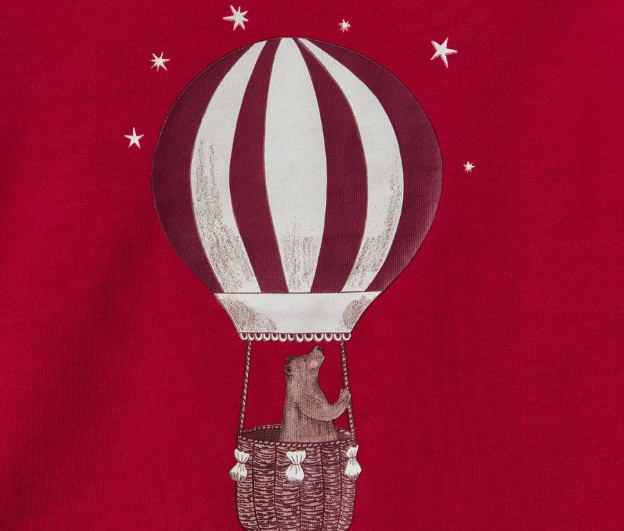 Abbildung eines roten Kinder-Pyjamas »Ballon«, glow in the dark mit Bär im Heißluftballon.