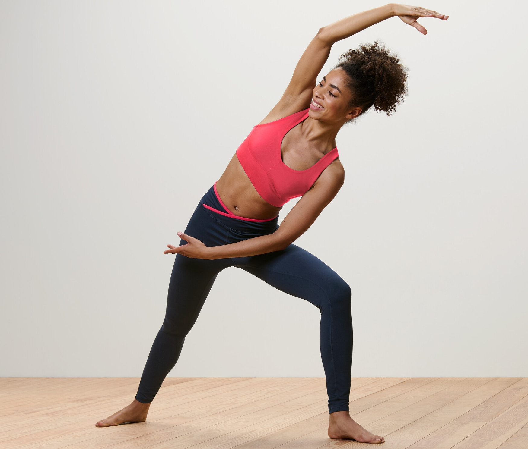 Frau dehnt sich in einer Sporttight.