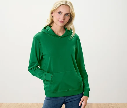 Frau trägt einen grünen Hoodie.