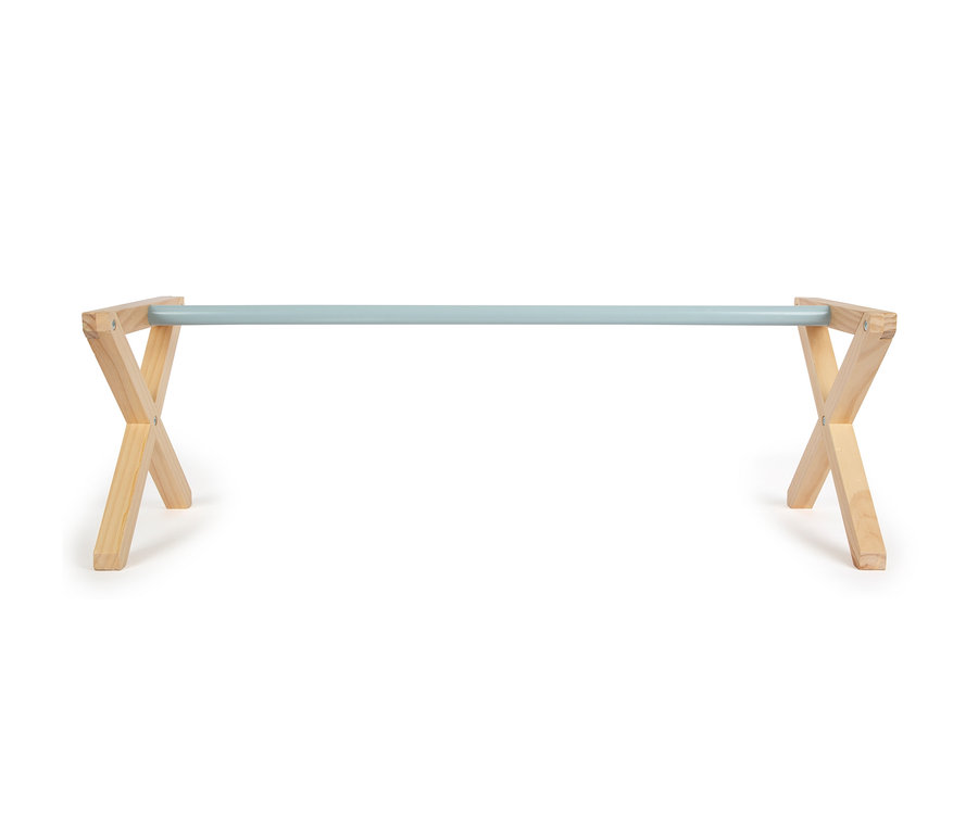 small foot Cavaletti-Hindernis-Set aus Holz mit hellblauer Stange.