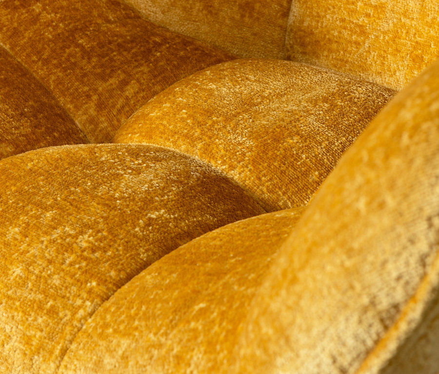 Nahaufnahme des curryfarbenen Stoffs des Woood Drehsessels "Wibo".