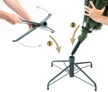 Mann baut einen künstlichen Weihnachtsbaum zusammen. Mit zwei Händen öffnet er den Ständer. Mit der anderen Hand steckt er den Baum in den Ständer.
