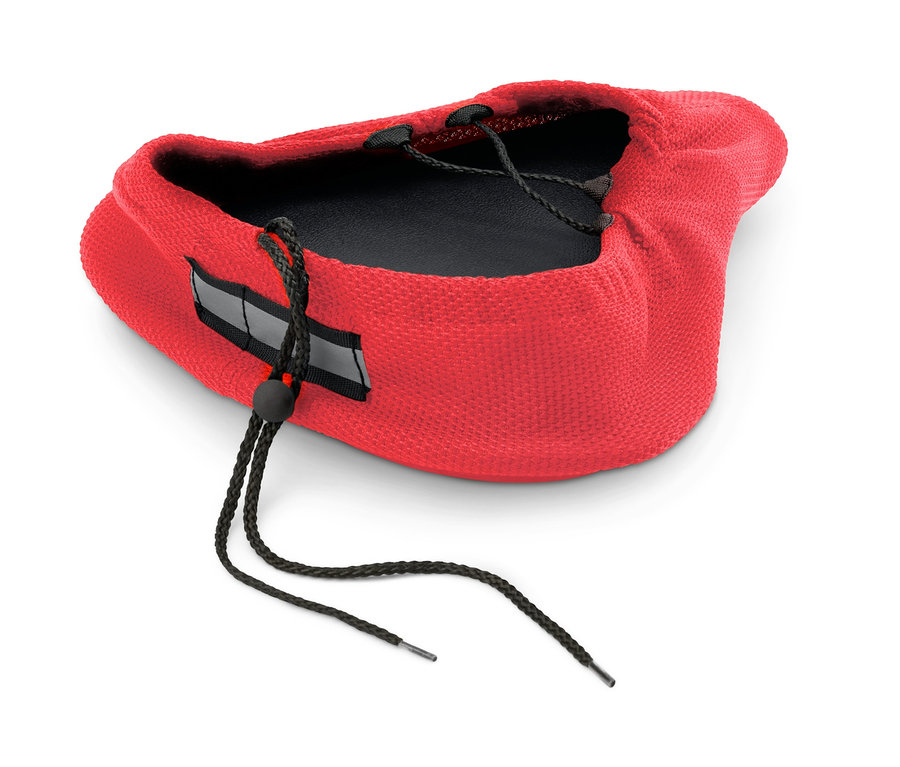 Ein roter Sattelbezug mit Memoryfoam auf weißem Hintergrund.