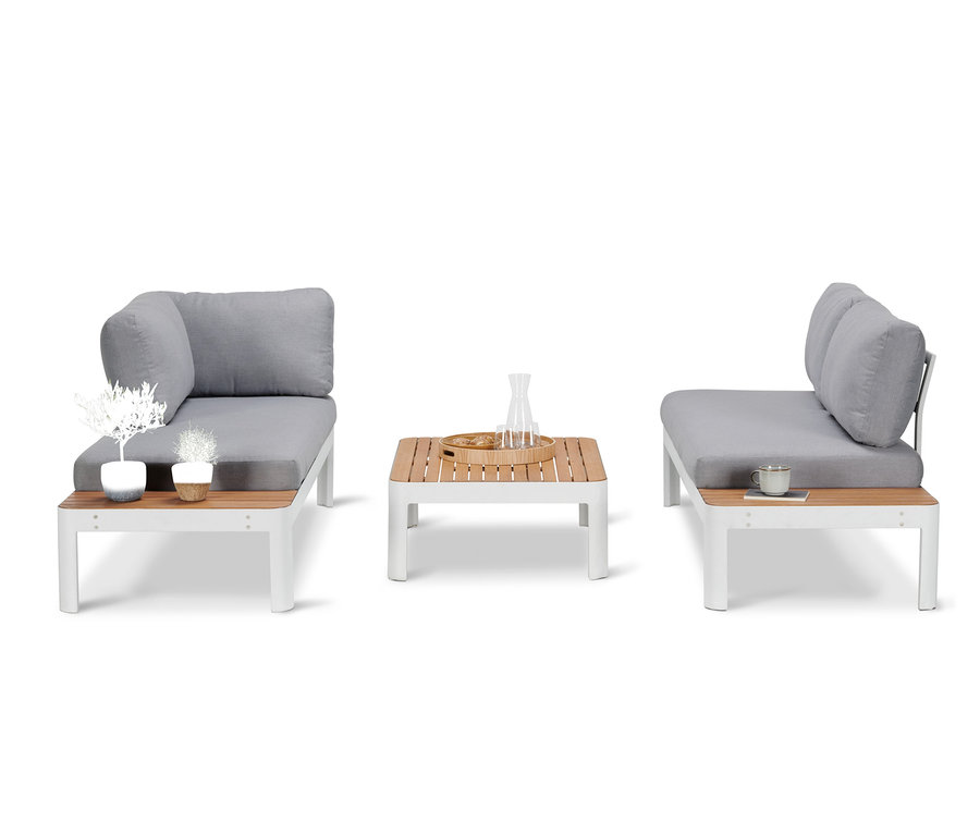 Lounge-Ecke mit höhenverstellbarem Couchtisch und Dekoration.