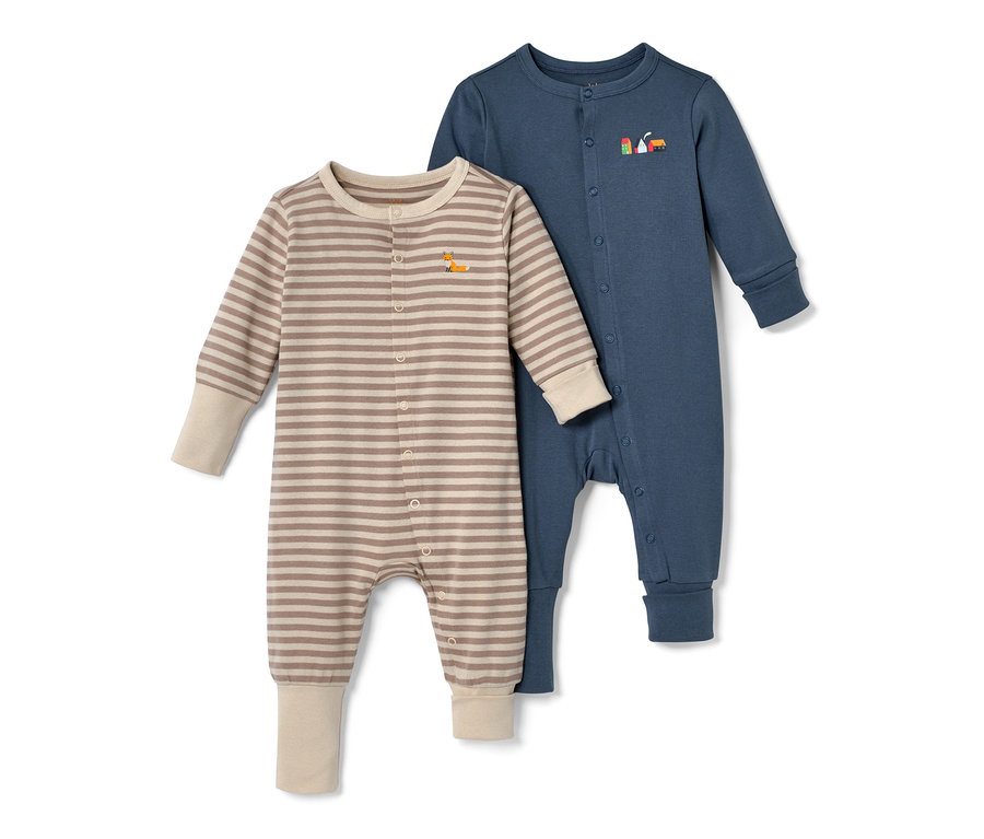 Zwei Baby-Pyjamas, mittelblau mit Motiven und beige mit braunen Streifen.