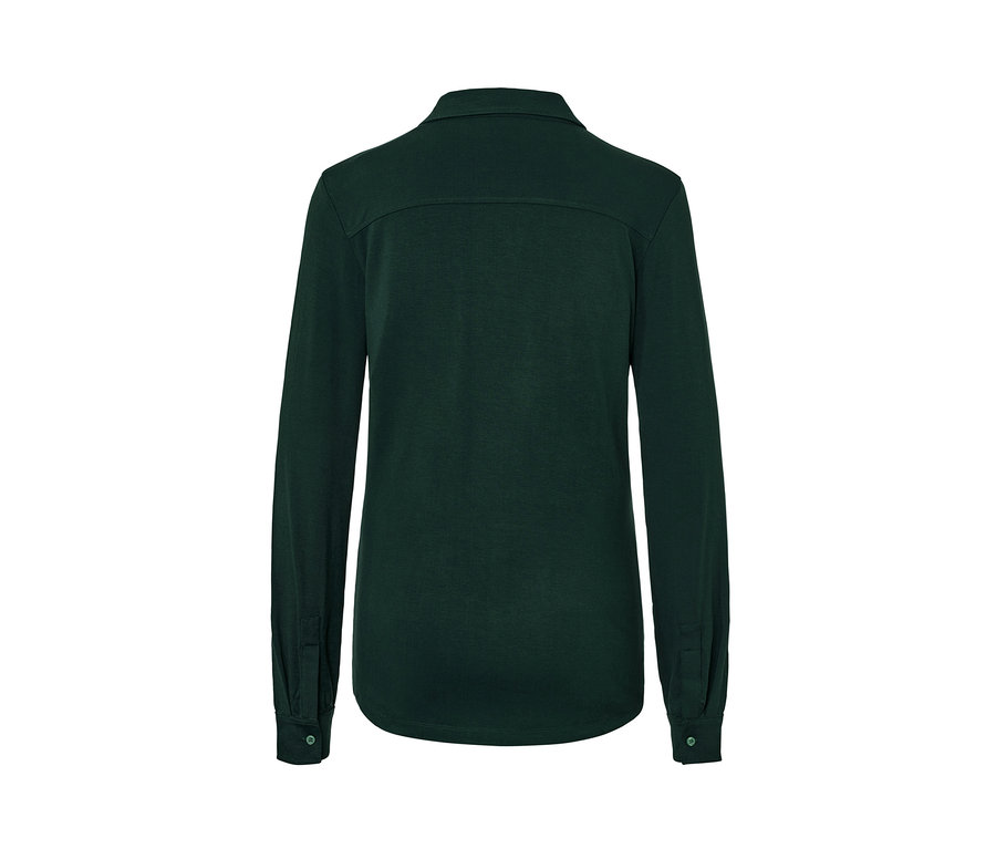 Detailansicht der Rückseite eines dunkelgrünen Blusenshirts mit Knopfleiste.