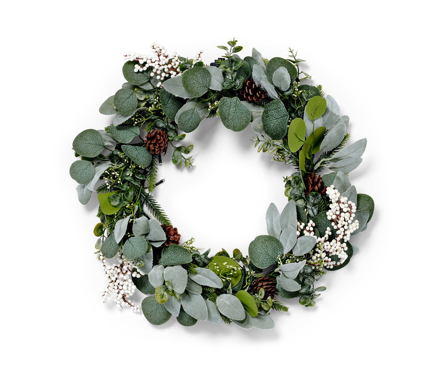 Ein LED-Dekokranz mit grünen Blättern, weißen Beeren und Tannenzapfen.