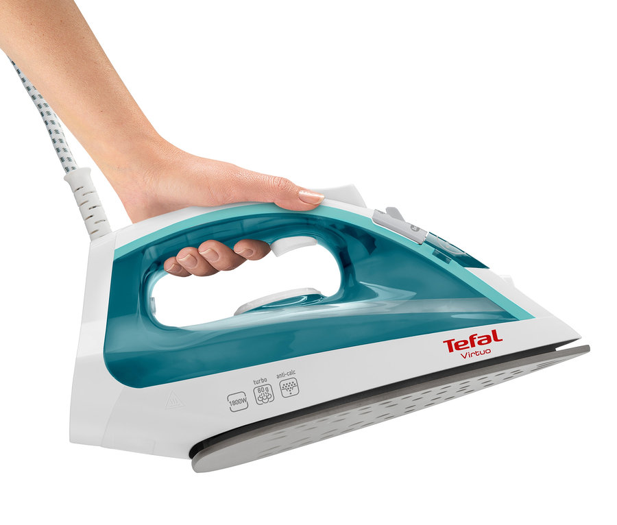 Eine Hand hält ein blau-weißes Tefal-Dampfbügeleisen »Virtuo«.