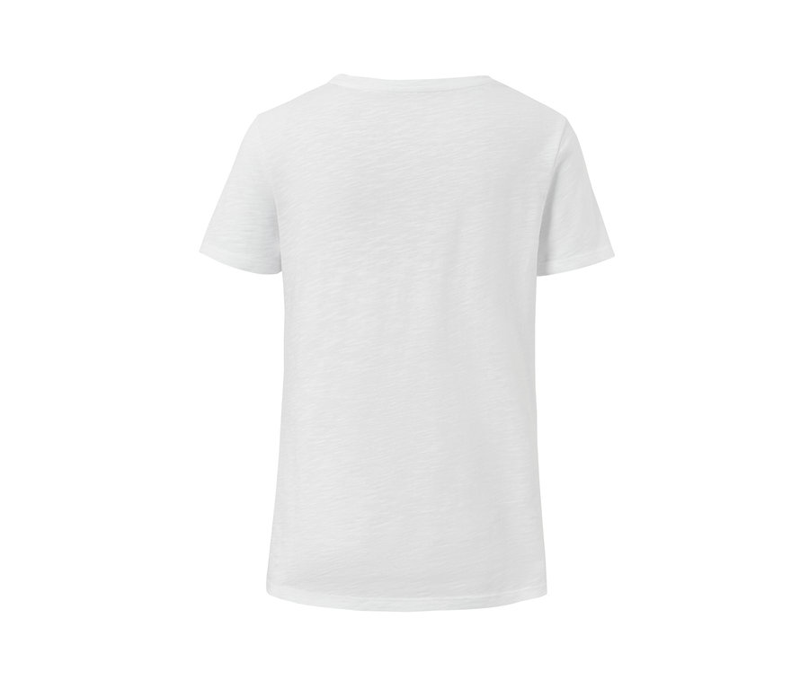 Ein weißes T-Shirt mit Streifen auf weißem Hintergrund.