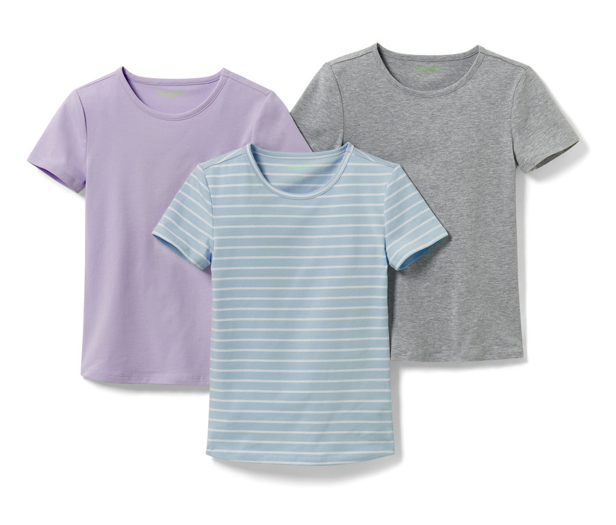 Drei Kinder-T-Shirts: lila, blau gestreift und grau.