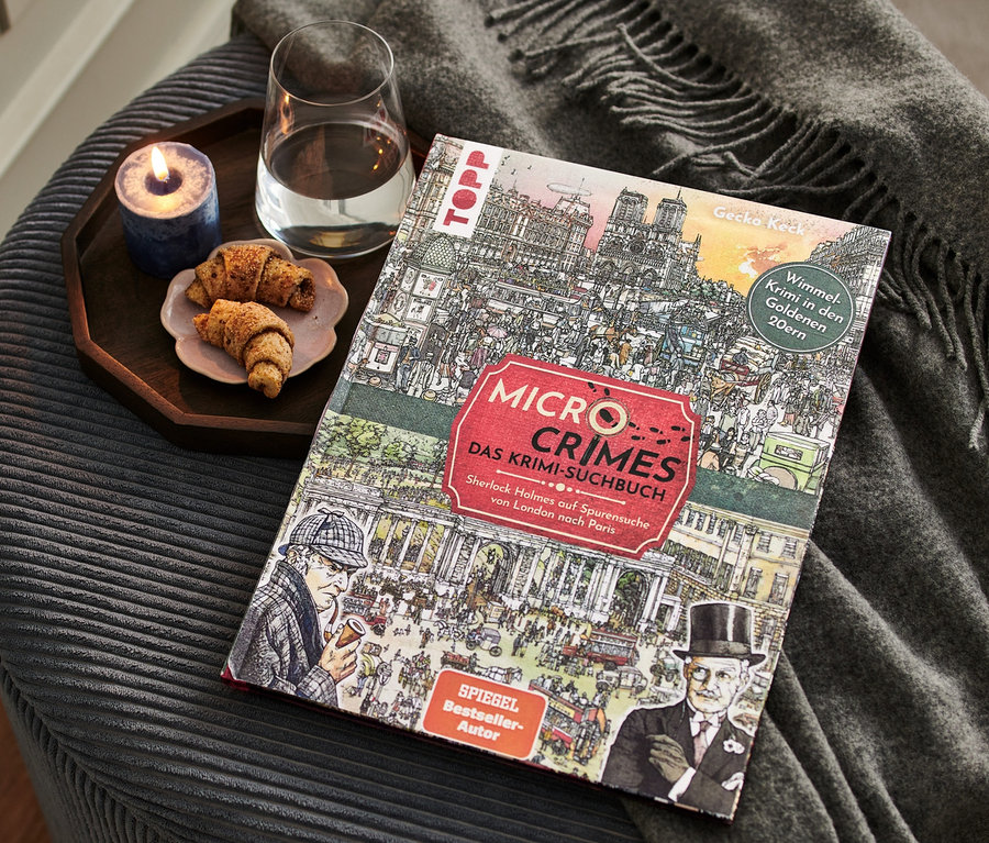 Auf einem Hocker liegen das Buch "Micro Crimes – das Krimi-Suchbuch", ein Glas Wasser, eine Kerze und ein Teller mit Croissants.
