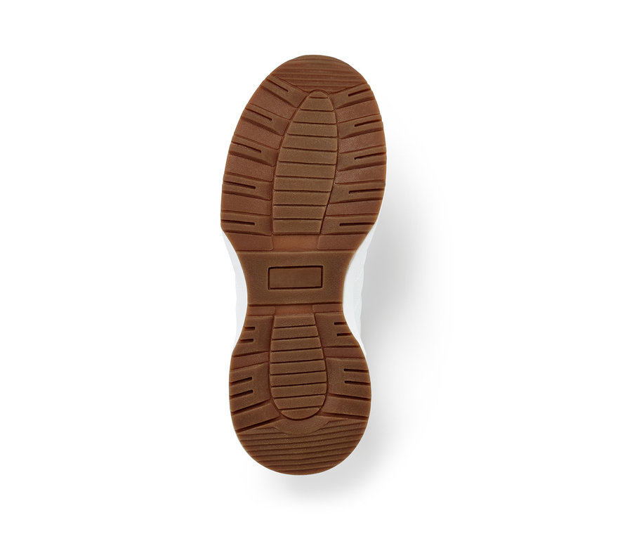 Braune Sohle eines Sneakers auf weißem Hintergrund.