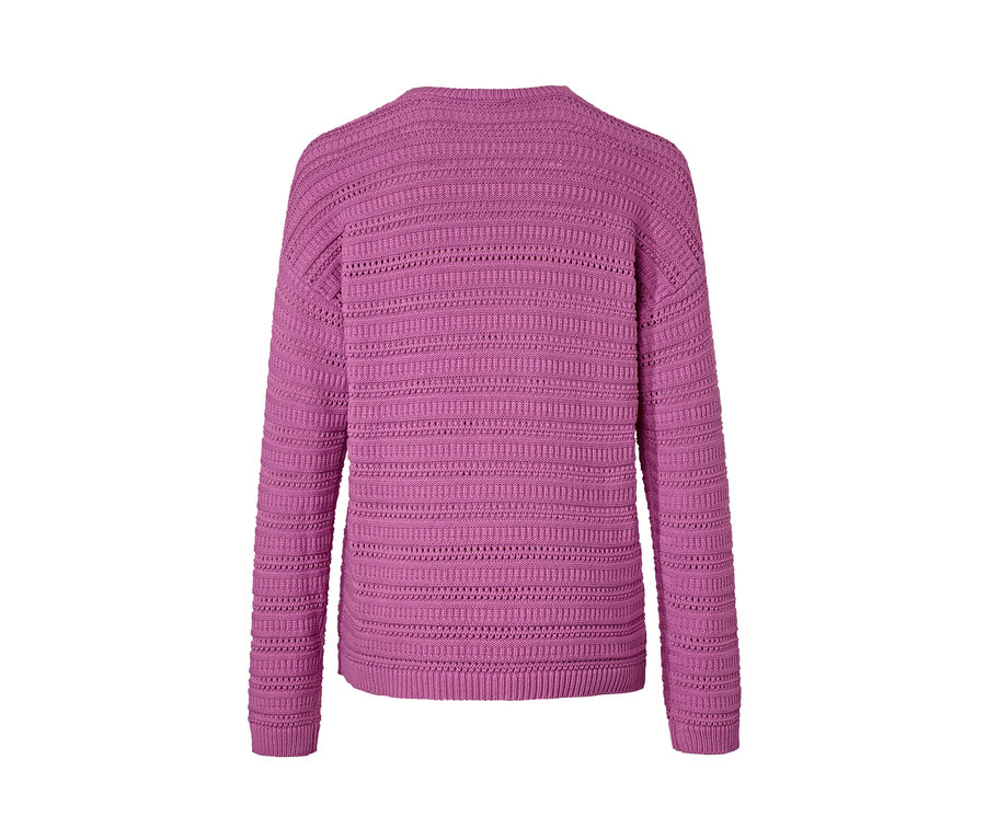 Rückansicht eines lila Pullovers mit Ajour-Muster.