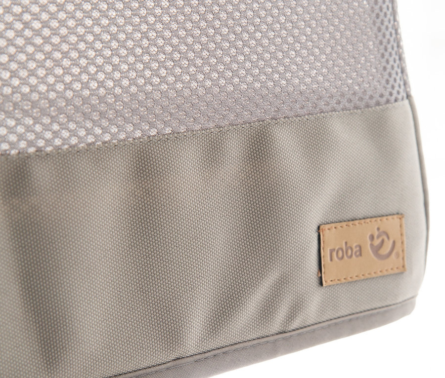 Detailaufnahme eines grauen roba Hängebettchen »safe asleep« mit braunem Logoaufnäher.