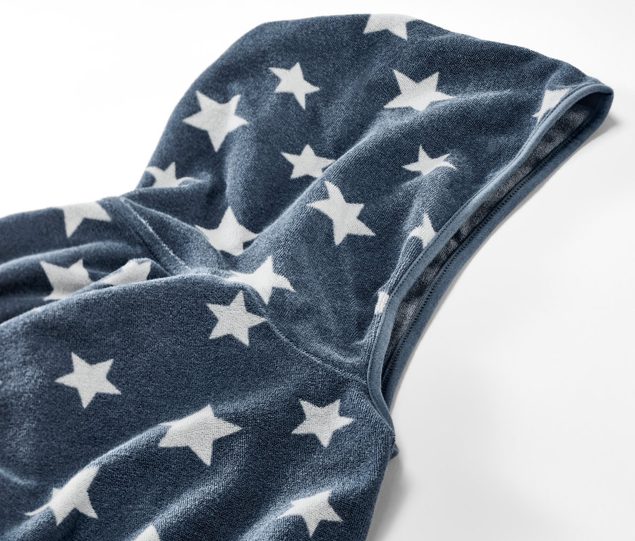 Detailansicht eines Kinder-Frottierponchos mit Kapuze und Sternen.