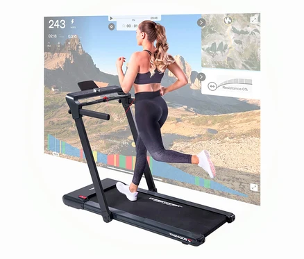 Frau läuft auf dem Christopeit Sport Laufband »TM 2400S«.