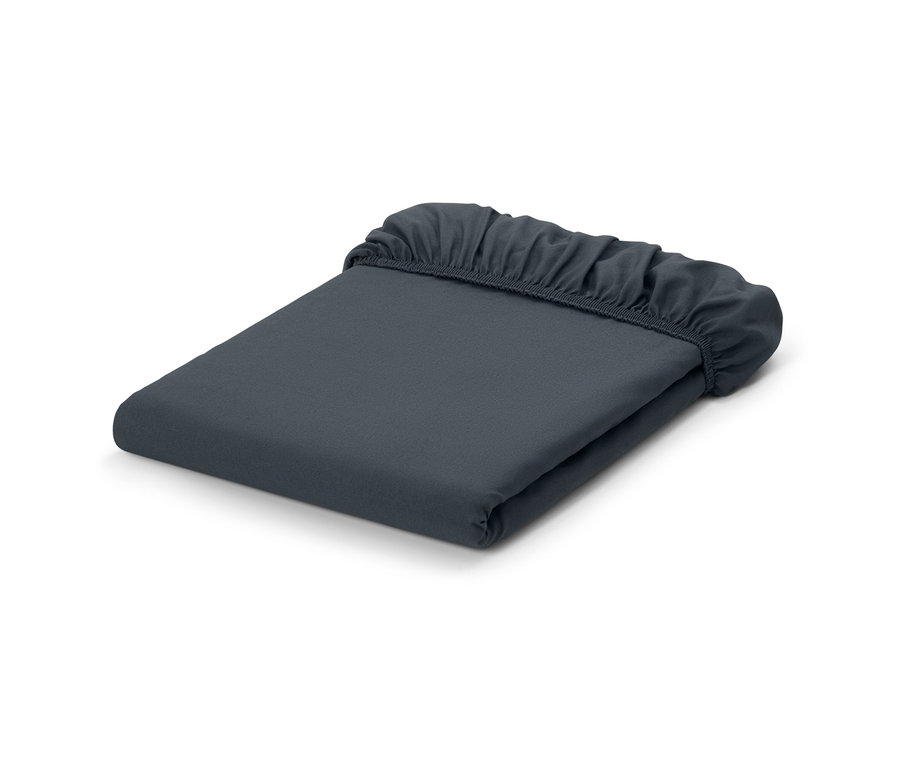 Zusammengelegtes, graues Microfaser-Spannbettlaken.