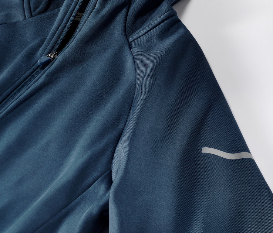 Detailansicht einer dunkelblauen Thermojacke.
