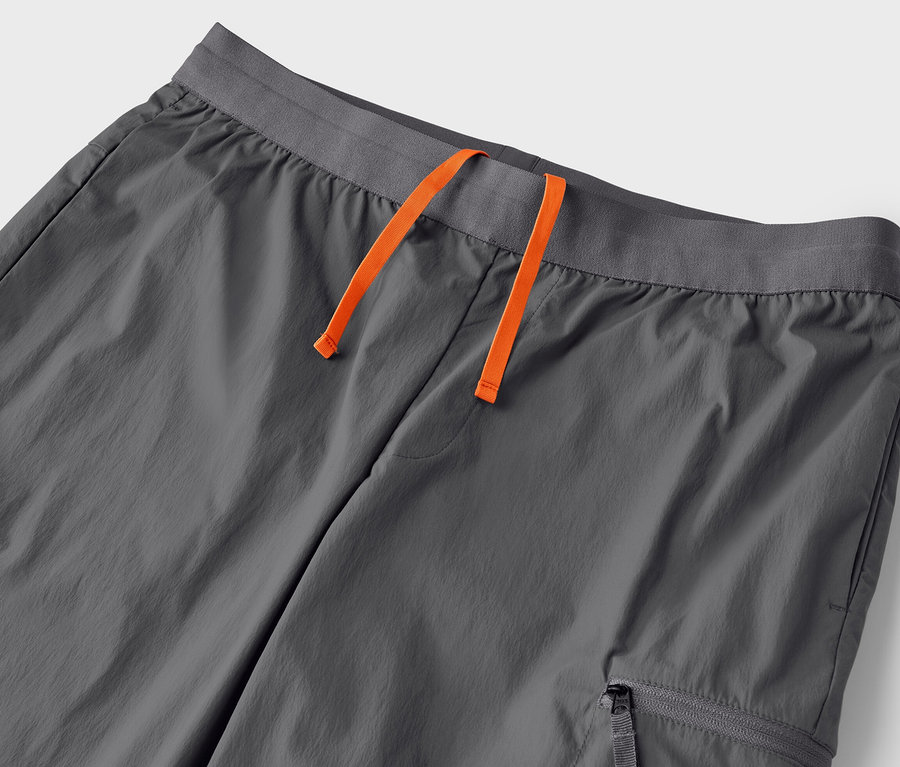 Detailaufnahme einer grauen Lightweight-Funktionshose mit Kordelzug.