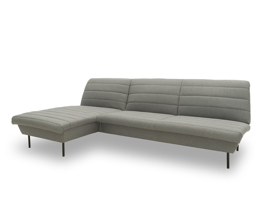 Graues Ecksofa mit kurzen schwarzen Beinen.