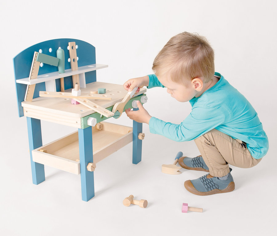 Junge spielt mit small foot Werkbank kompakt »Nordic«.