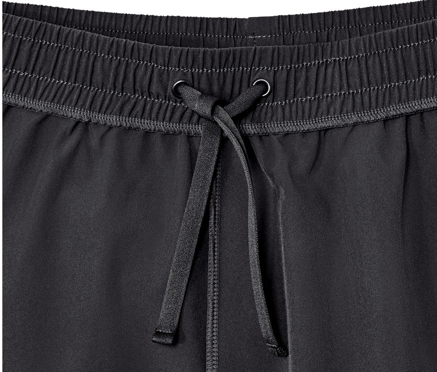 Detailaufnahme von schwarzen Laufshorts mit Kordelzug.