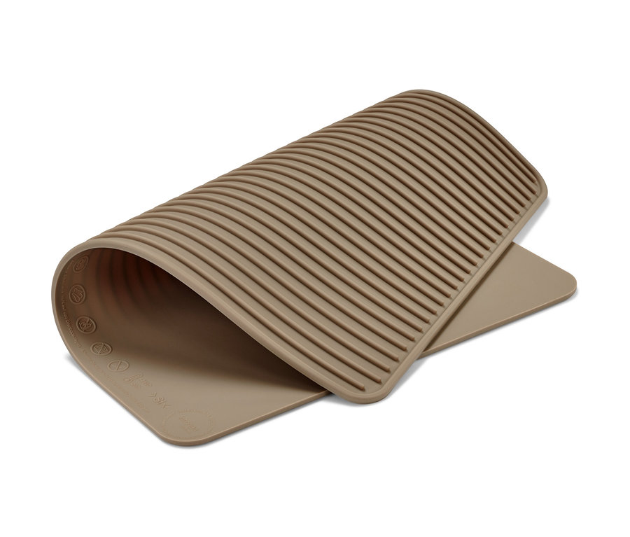 Eine beige, doppelseitige Dauerbackmatte ist teilweise aufgerollt auf einem weißen Hintergrund.