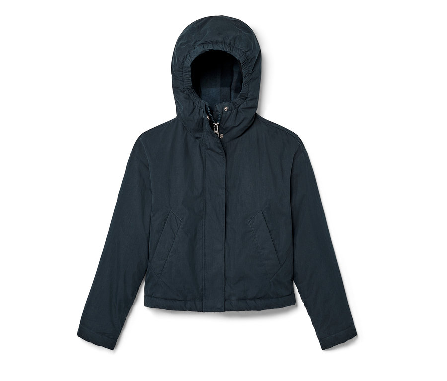 Eine dunkelblaue Kinder-Übergangsjacke mit Kapuze auf weißem Hintergrund.