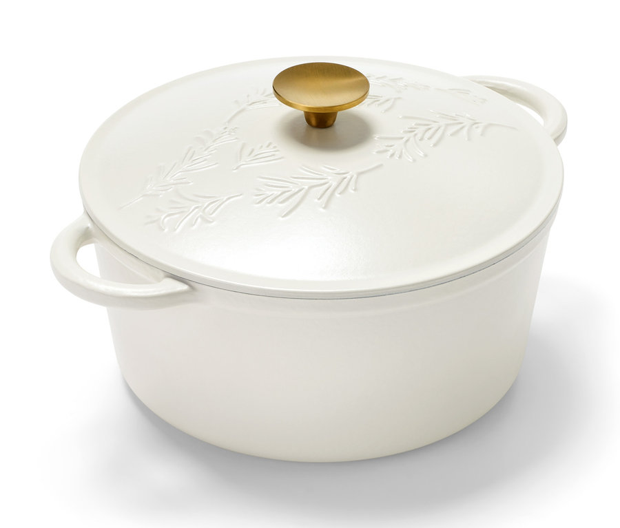 Weißer Gusseisen-Topf mit Deckel und goldenem Griff.