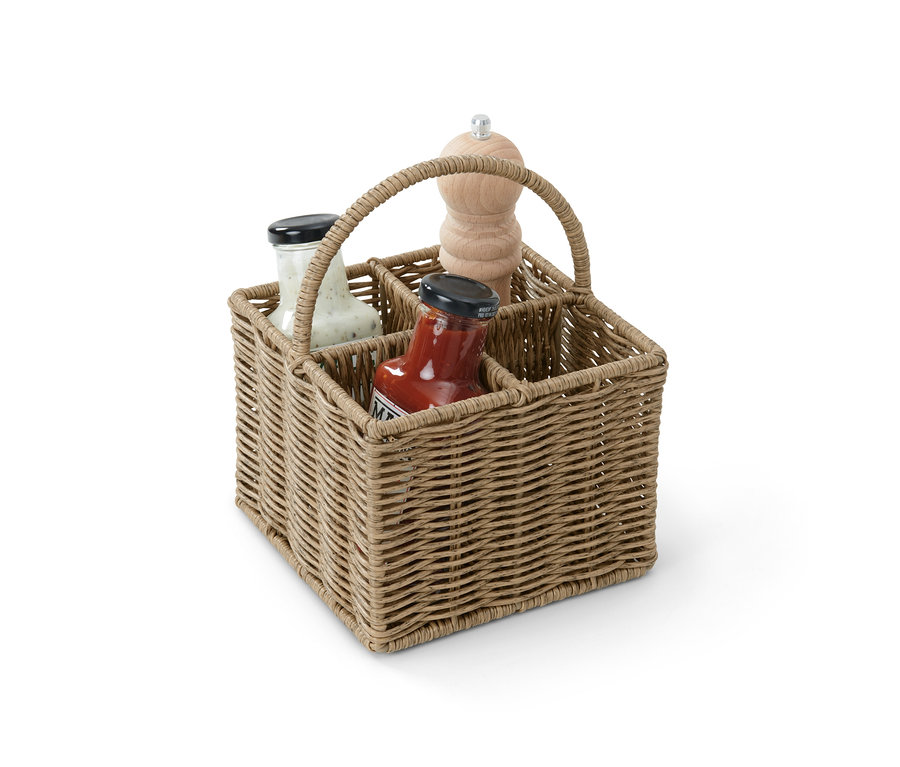 Ein Besteckkorb mit zwei Flaschen und einer Pfeffermühle.