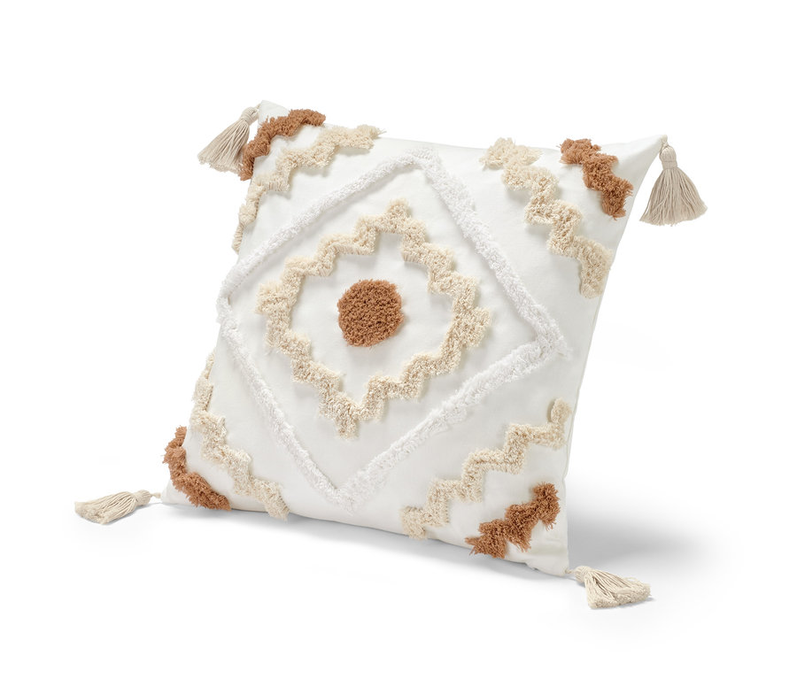 Weißes Dekokissen, ca. 50 x 50 cm, mit geometrischem Muster und Quasten an den Ecken.