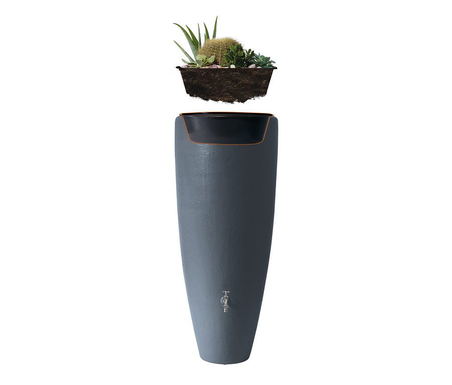 Vertikale Aufnahme einer grauen 300 l Garantia 2-in-1-Regentonne mit Pflanzen oben und einem Wasserhahn unten.