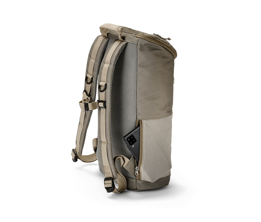 Detailaufnahme eines Outdoor-Rucksacks mit einem Smartphone in der Seitentasche.