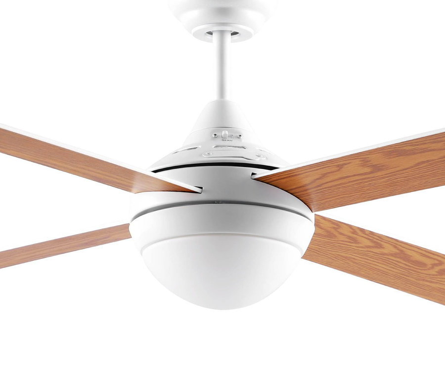 Detailansicht eines weißen Eglo Deckenventilators Varadero mit Beleuchtung und vier Holzflügeln.