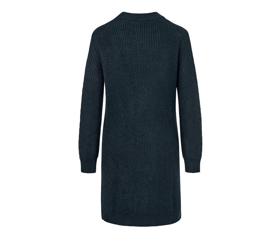 Rückansicht eines Strickkleids mit Zopfmuster.