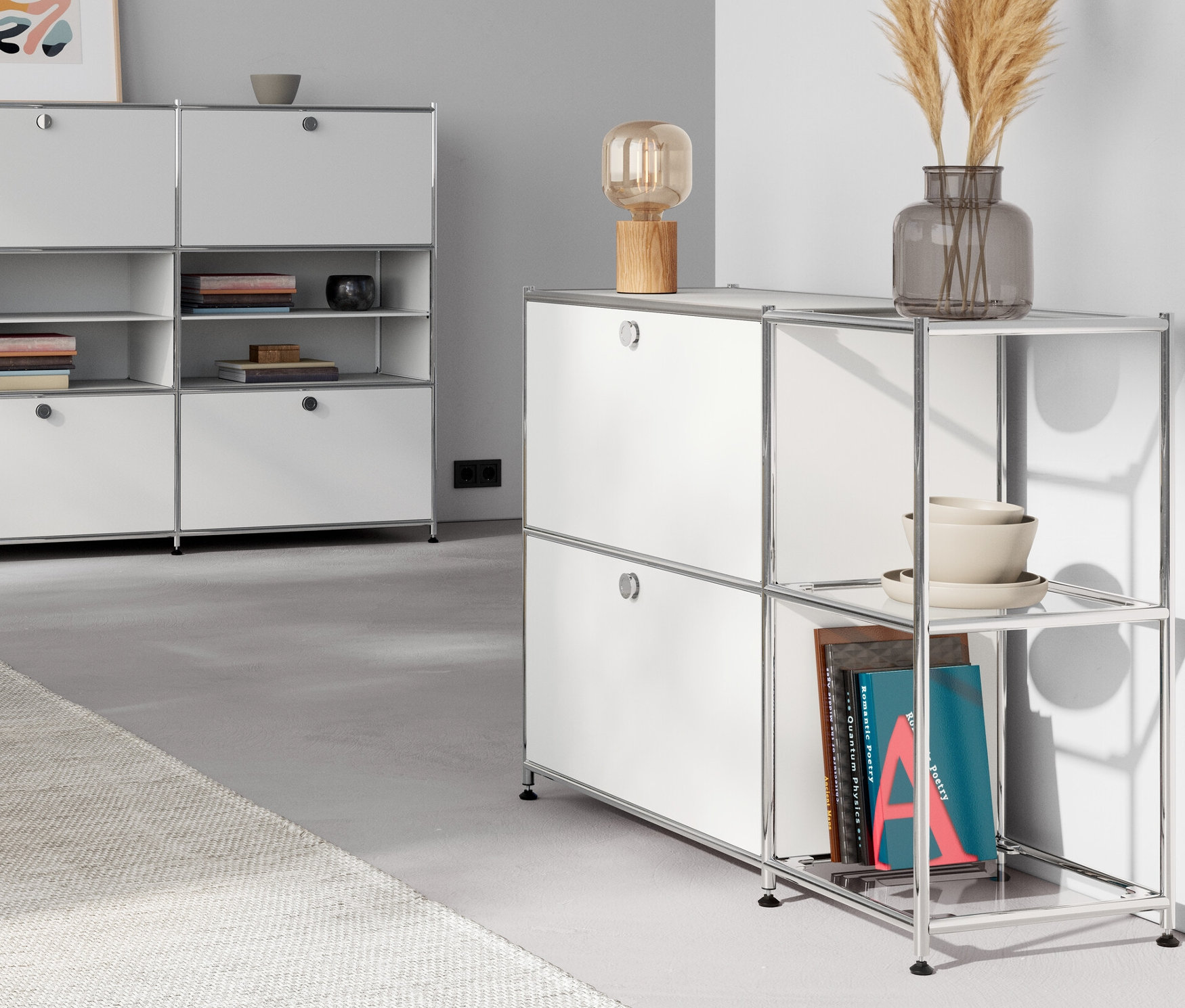 Wohnzimmer mit Tischleuchte aus Holz auf einer Kommode Metall »CN3« mit 4 Klappenfächern, weiß. Gelber Beistelltisch Metall »CN3« mit Klappfach.