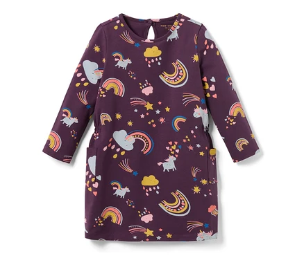 Ein lila Kinder-Jerseykleid mit langärmligem Schnitt, bedruckt mit Regenbögen, Einhörnern, Sternen und Wolken.