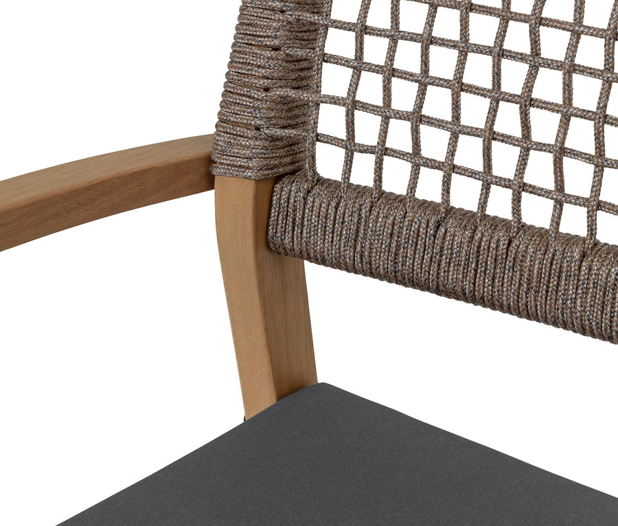 Detail eines stapelbaren Dining-Stuhls inkl. Sitzkissen.