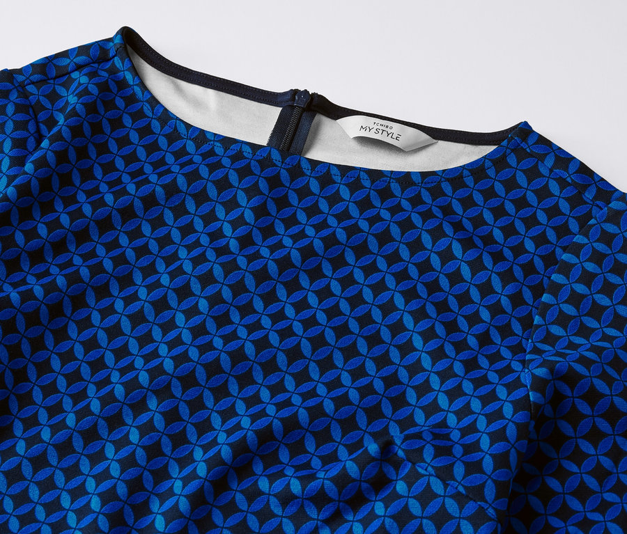 Detailansicht eines bedruckten Jerseykleids.