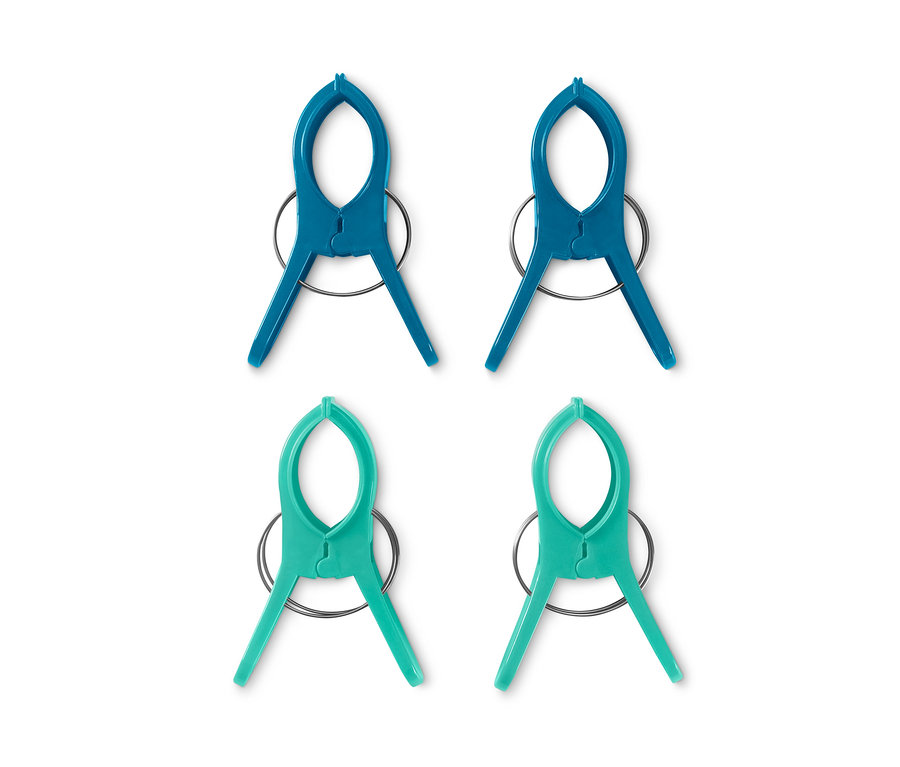 Vier Handtuchclips: zwei blaue und zwei grüne.