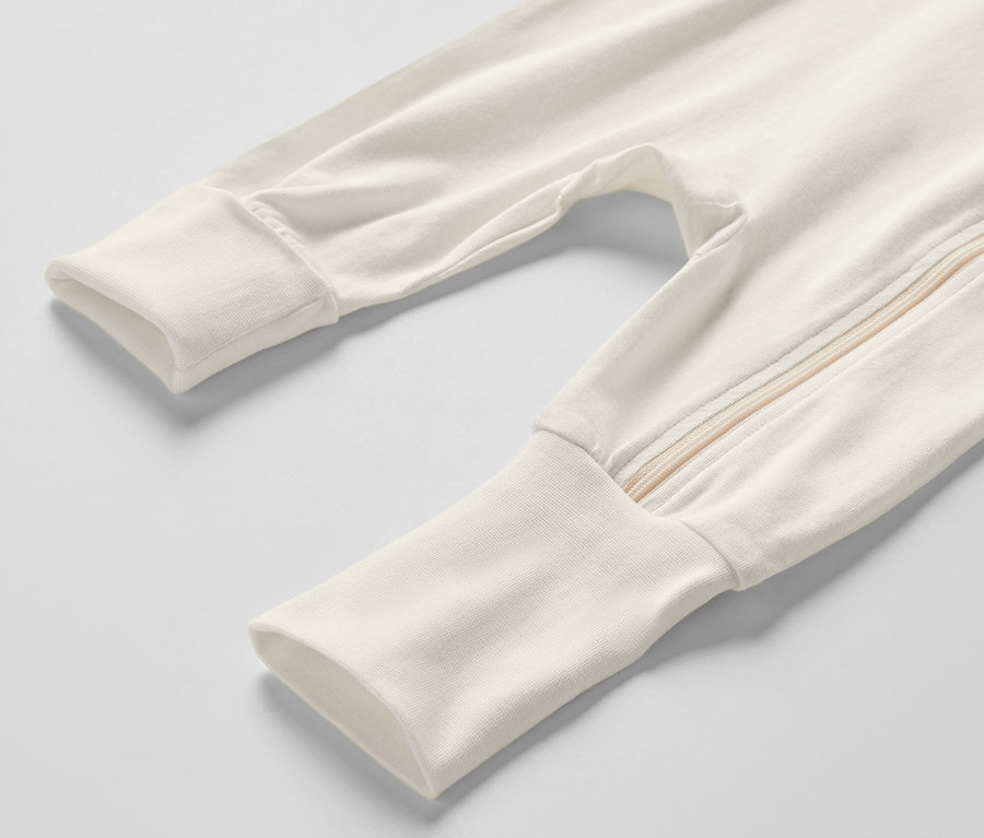 Detailansicht eines weißen 3 Baby-Pyjamas, Ritter, mit Streifen am Hosenbein.