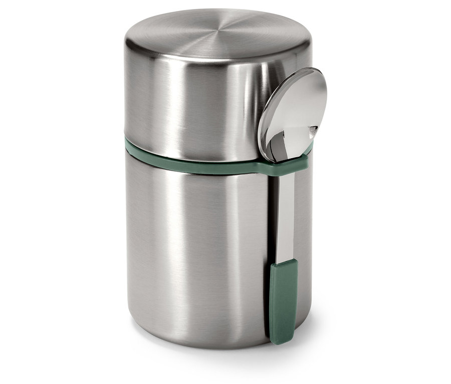 Silberne Thermoskanne mit olivgrünem Rand und silbernem Löffel an der Seite befestigt.